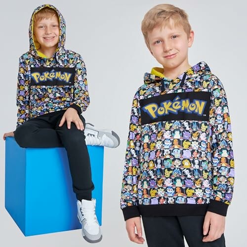 Deux enfants portant des sweats à capuche Pokémon colorés.