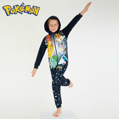 Enfant portant une grenouillère Pokémon avec personnages.