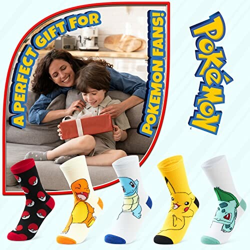Enfant ouvrant un cadeau avec des chaussettes Pokémon.