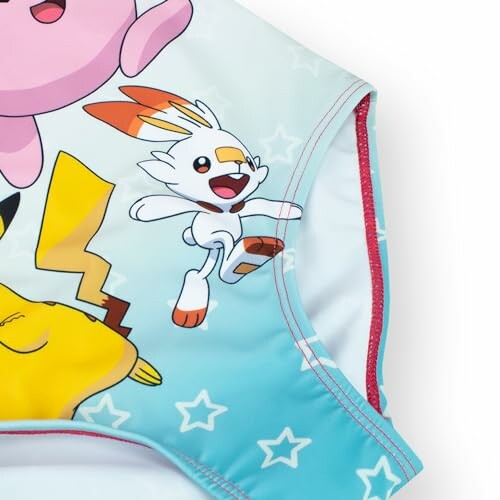 Maillot de bain avec personnages Pokémon colorés.