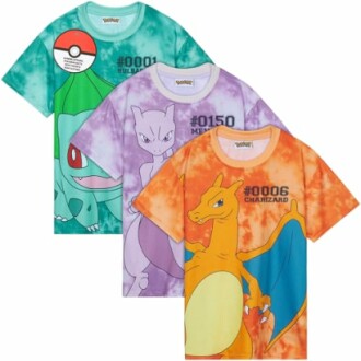 T-shirts Pokémon avec Bulbizarre, Mewtwo et Dracaufeu dans des motifs tie-dye.