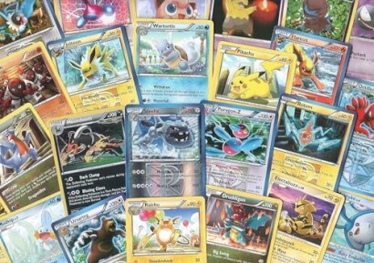 Collection de 100 cartes Pokémon assorties avec 7 Holo Foils gratuites.