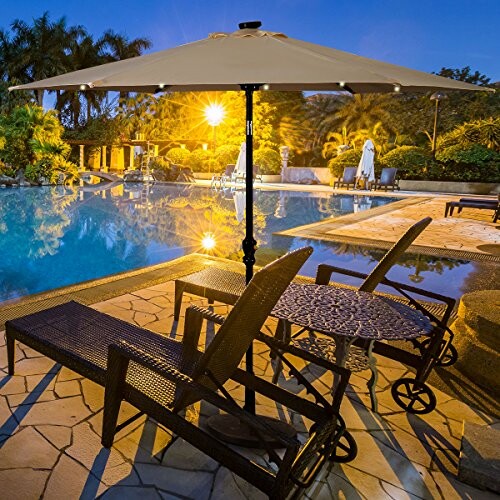 Parasol de patio au bord de la piscine au crépuscule.