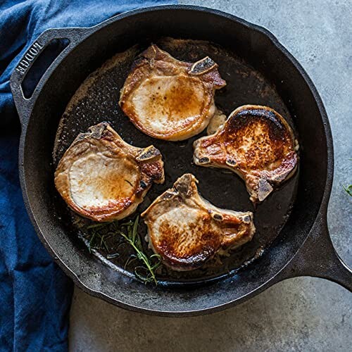 Côtes de porc cuites dans une poêle en fonte.