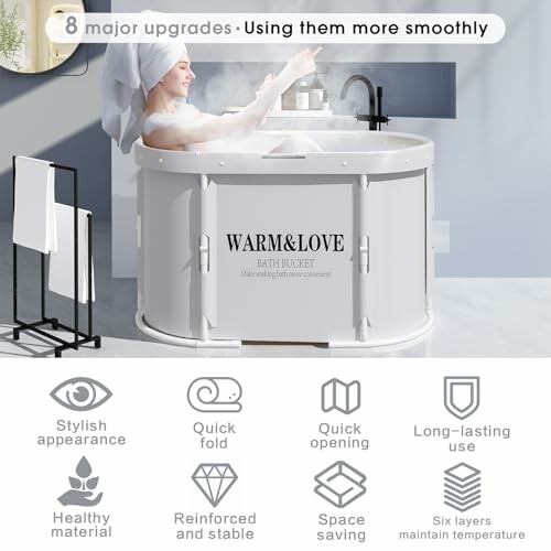 Personne se relaxant dans un bain portable.