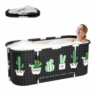 Femme se relaxant dans une baignoire portable avec motif de cactus.