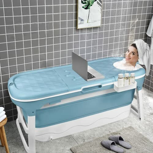 Femme utilisant une baignoire portable avec un ordinateur portable.