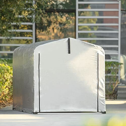 Abri de garage portable en extérieur.