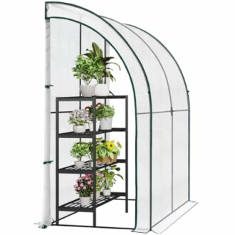 Serre portable avec plantes en pots sur étagères.