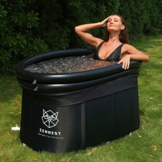 Femme appréciant un bain de glace dans un bain portatif.