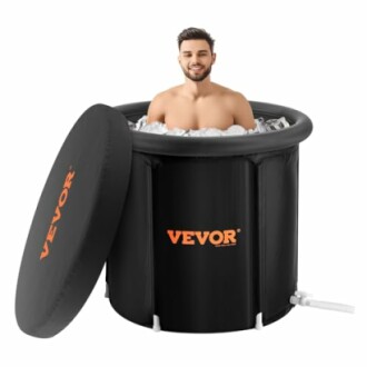 Homme dans une baignoire portative remplie de glace.