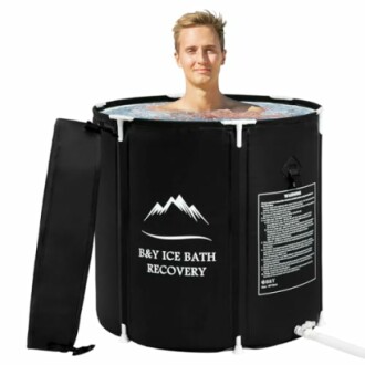 Homme prenant un bain de glace dans une baignoire portable.