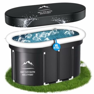 Bain de glace portable avec couvercle et glaçons.