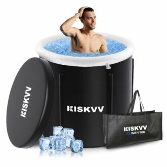 Homme dans une baignoire à glace portable