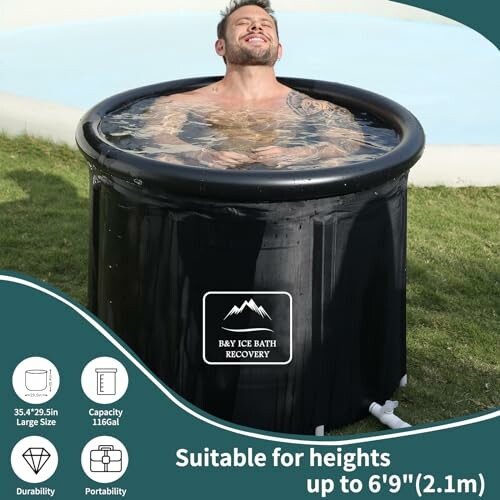 Homme se relaxant dans une baignoire à glace portable.