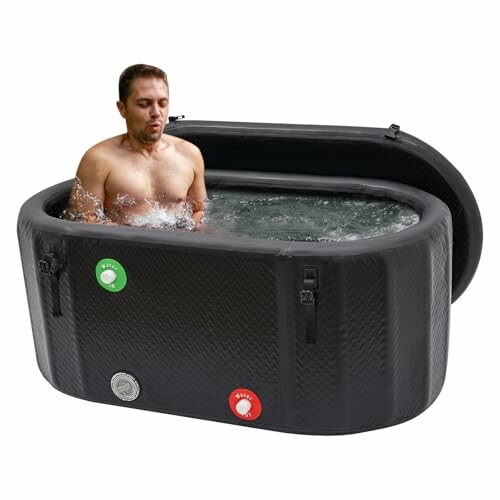 Homme dans une baignoire gonflable noire.