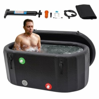 Homme dans une baignoire gonflable noire avec accessoires.