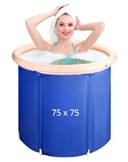 Femme dans une baignoire gonflable portable avec serviette sur la tête.