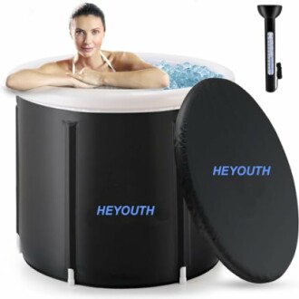 Femme dans une baignoire gonflable noire avec couvercle.