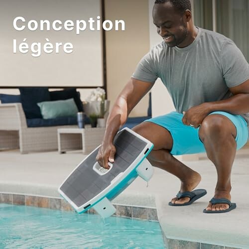 Homme tenant une enceinte portable près de la piscine.
