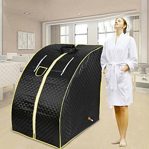 Sauna portative noire avec une personne en peignoir blanc.