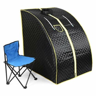 Sauna portable noire avec une chaise pliante bleue.