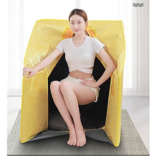 Femme assise dans un sauna portable jaune.