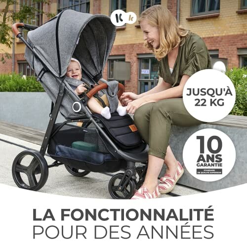 Mère souriante avec enfant dans une poussette robuste.