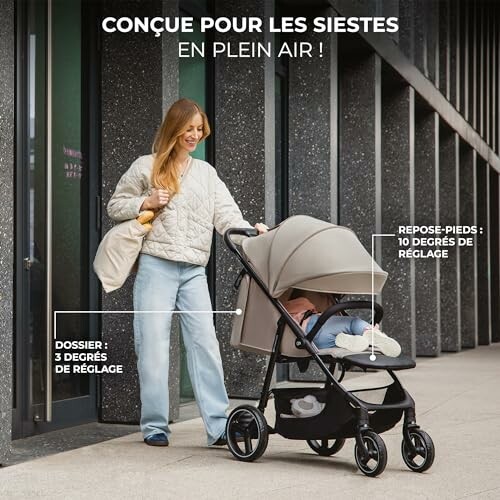 Femme poussant une poussette avec bébé endormi à l'extérieur.