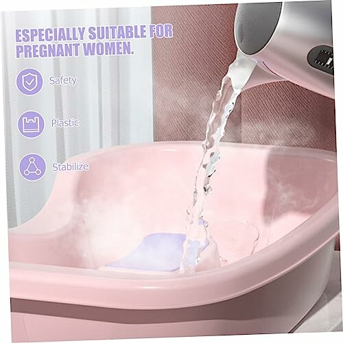 Baignoire rose pour femmes enceintes avec eau versée