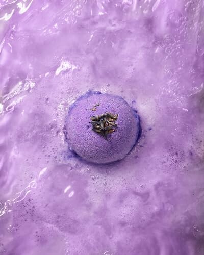 Bombe de bain violette dans l'eau