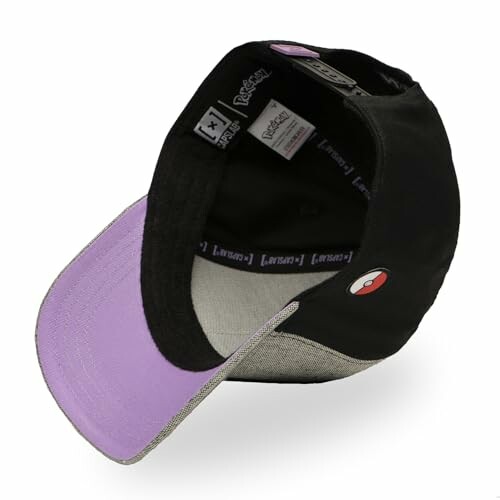 Casquette avec visière violette et logo circulaire.