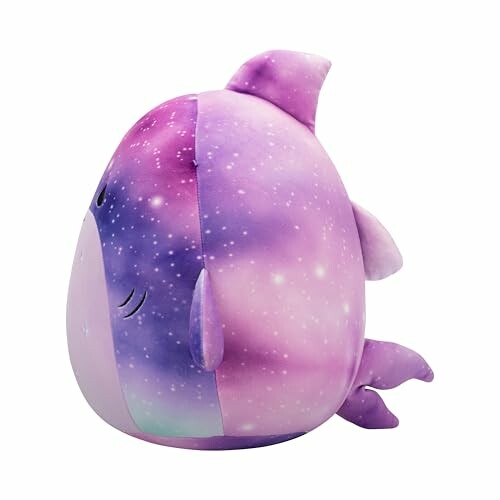 Peluche requin galaxie violette vue de côté.