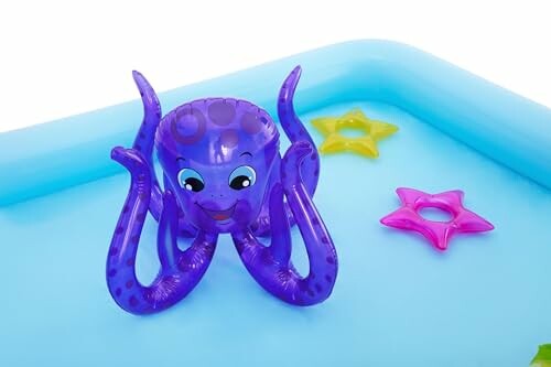 Jouet gonflable pieuvre violette dans une piscine.
