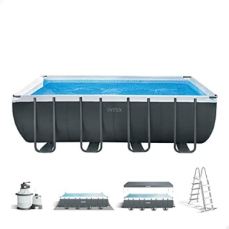 Piscine rectangulaire hors sol avec accessoires.
