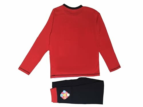 Pyjama rouge avec pantalon noir pour enfants.