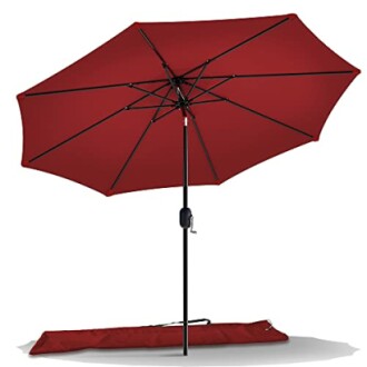 Parasol de patio rouge avec manivelle.