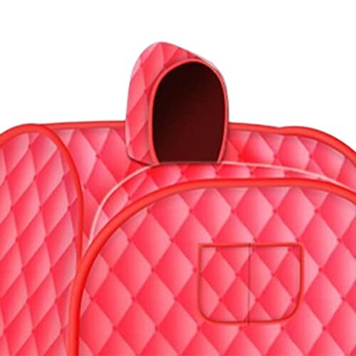 Sac rouge matelassé avec capuche.