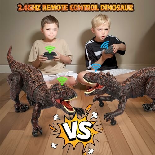 Deux enfants jouent avec des dinosaures télécommandés.