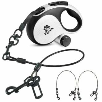 Laisse rétractable pour chien avec accessoires.