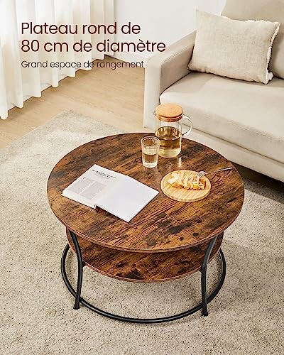 Table basse ronde en bois avec espace de rangement.