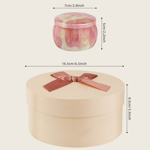 Ensemble de boîtes rondes avec ruban et bougie parfumée.