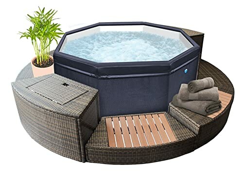 Bain à remous rond avec cadre en rotin et serviettes.