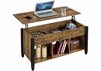 Table basse rustique avec plateau relevable, ordinateur portable et objets divers.