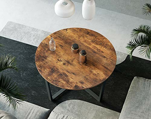 Table ronde en bois rustique dans un salon moderne.