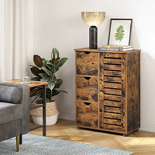 Cabinet en bois rustique avec lampe et plante.