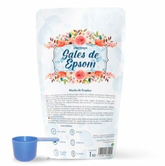 Sachet de sels d'Epsom avec cuillère bleue.