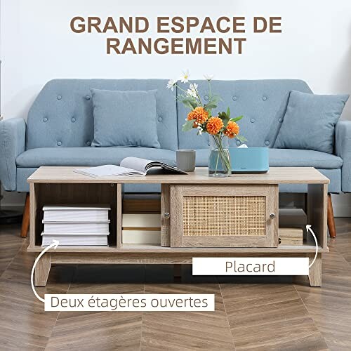 Table basse avec espace de rangement devant un canapé.