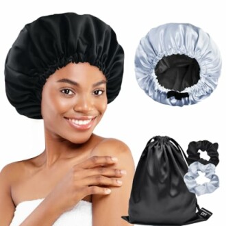 Femme portant un bonnet en satin noir avec accessoires.