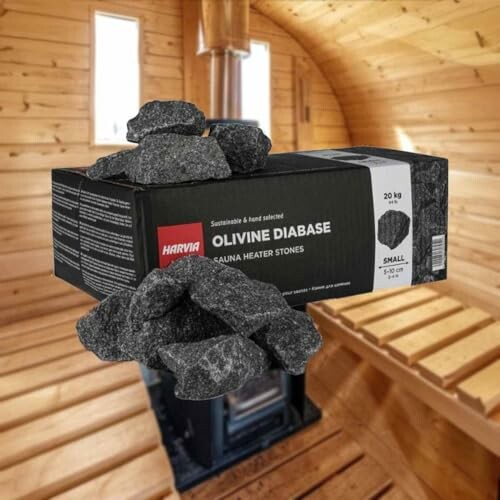 Pierres pour poêle de sauna dans une boîte, fond de sauna en bois.